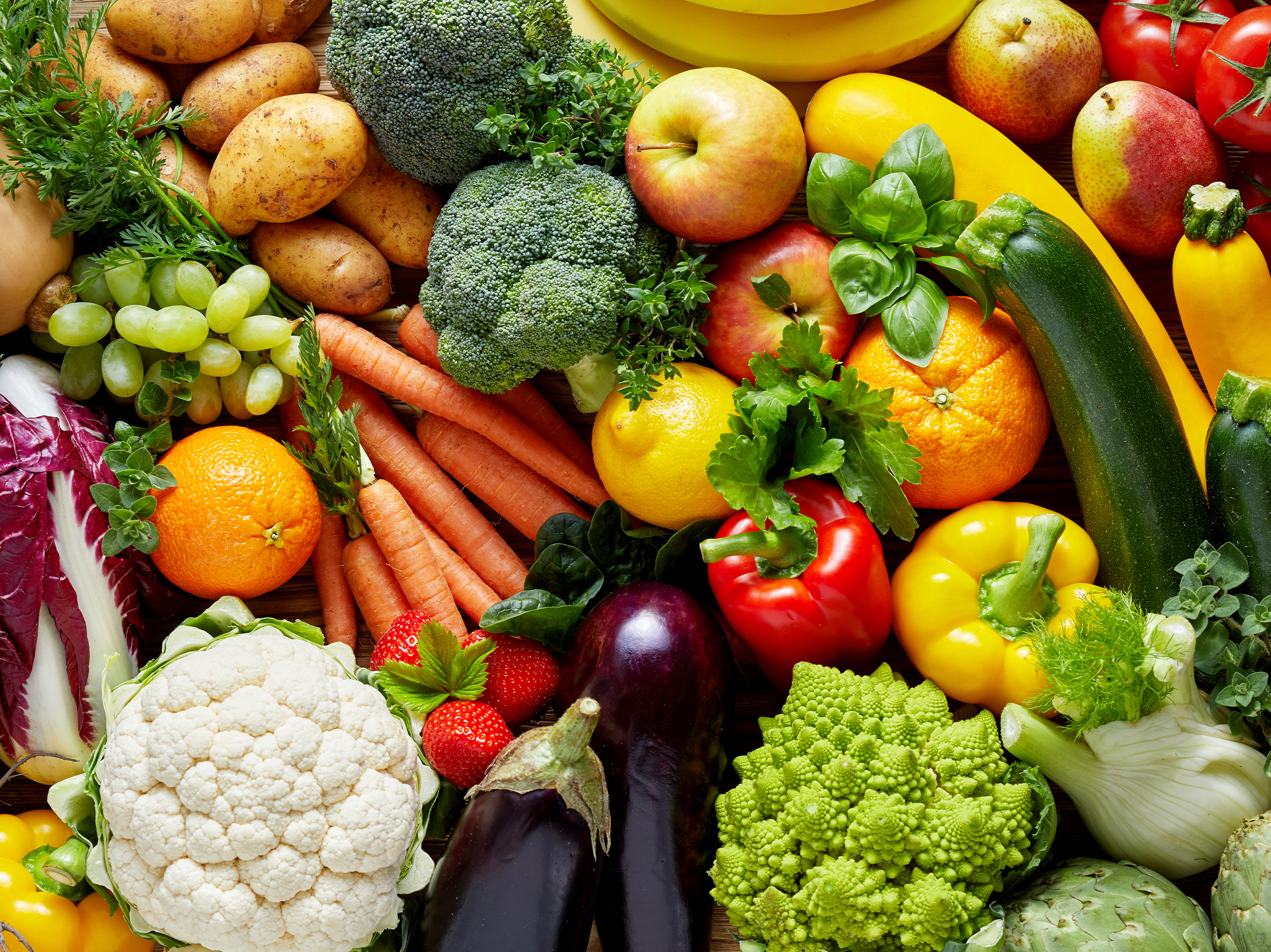 Unverpacktes buntes Obst und Gemüse