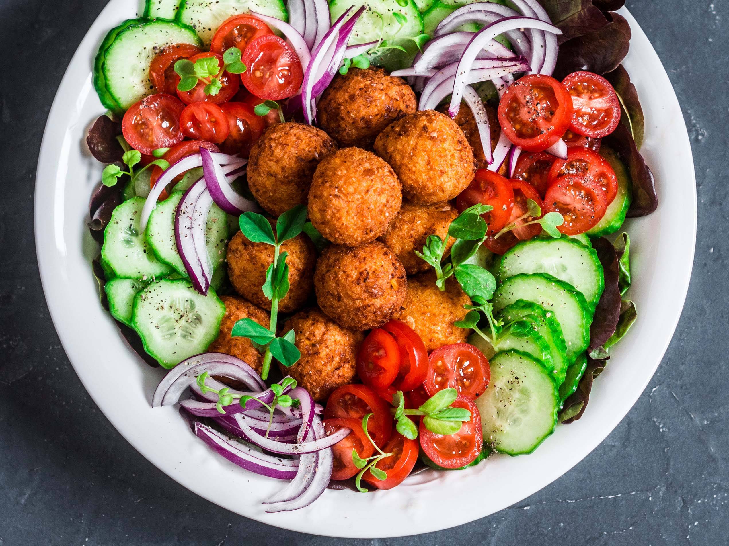Rezept: Falafel-Bowl mit viel Gemüse