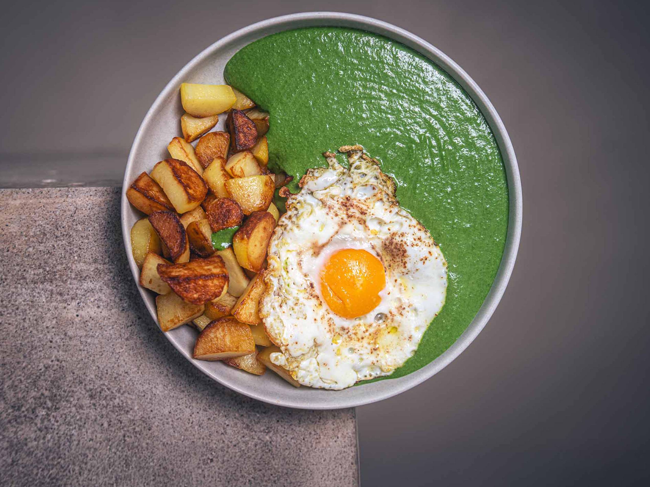 Rezept: Cremespinat mit Röstkartoffeln und Spiegelei