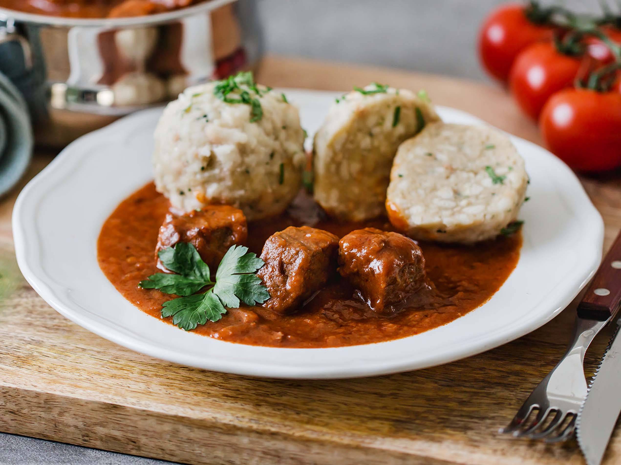 Rezept: Gulasch mit Semmelknödel