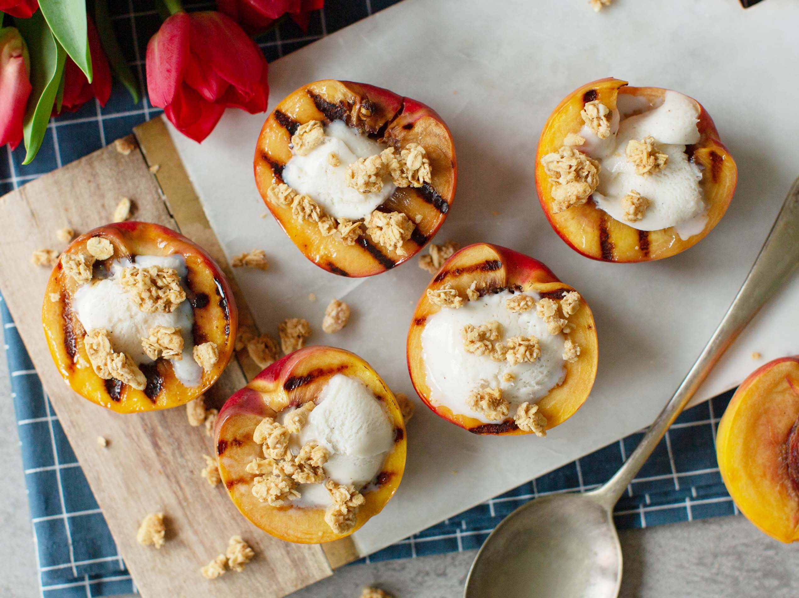 Rezept Gegrillter Pfirsich mit Müsli-Crumble