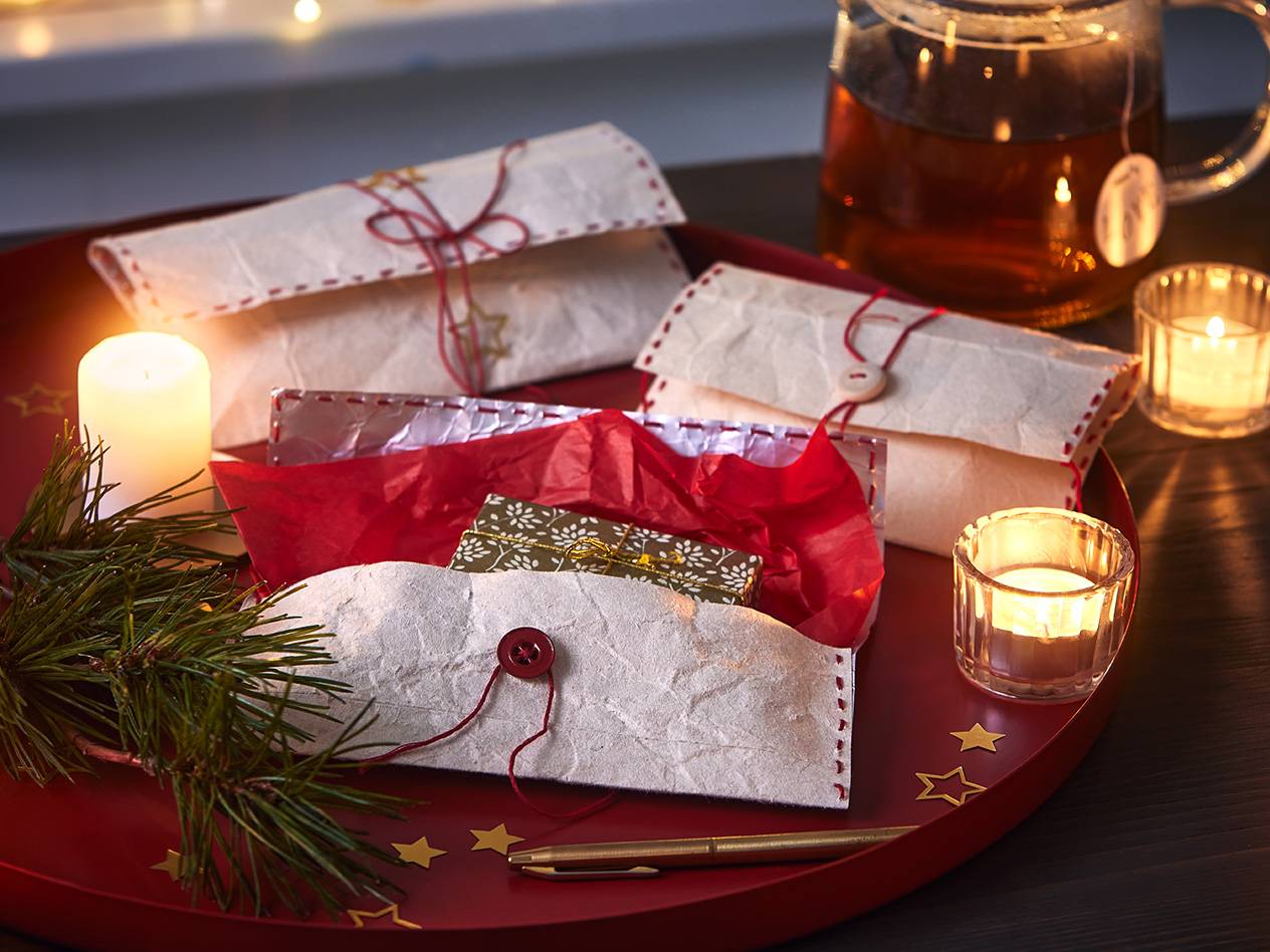 Nachhaltige Geschenkverpackung für Weihnachten mit kleinen Geschenken darin